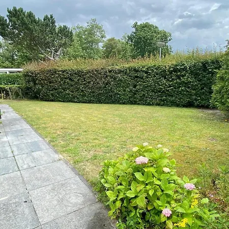 Spacious Surrounded Large Garden *