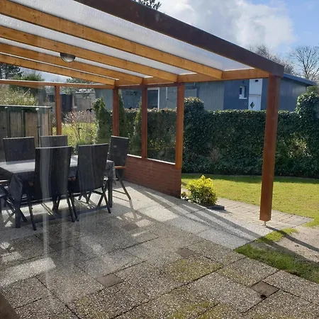 Spacious Surrounded Large Garden Σπίτι διακοπών *