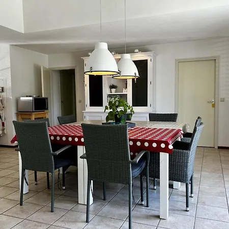 Spacious Surrounded Large Garden Дом отдыха