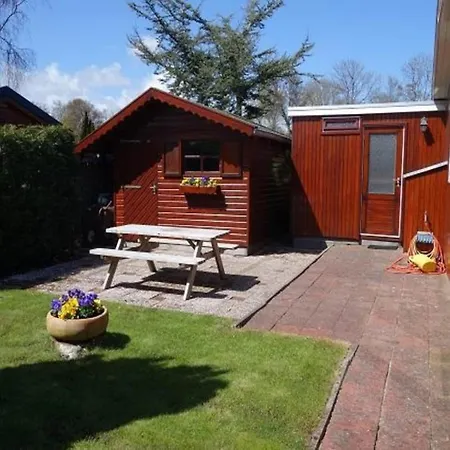 Дом отдыха Spacious Surrounded Large Garden Sint Maartensvlotbrug