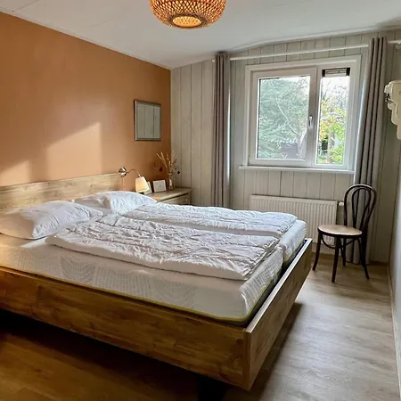 Spacious Surrounded Large Garden * Sint Maartensvlotbrug