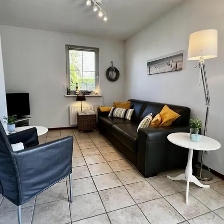 Дом отдыха Spacious Surrounded Large Garden Sint Maartensvlotbrug