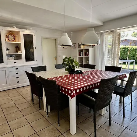 Spacious Surrounded Large Garden *