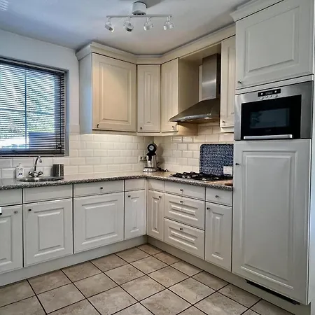 Дом отдыха Spacious Surrounded Large Garden *