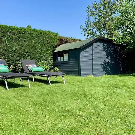 Дом отдыха Spacious Surrounded Large Garden