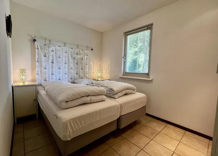 Spacious Surrounded Large Garden * Sint Maartensvlotbrug