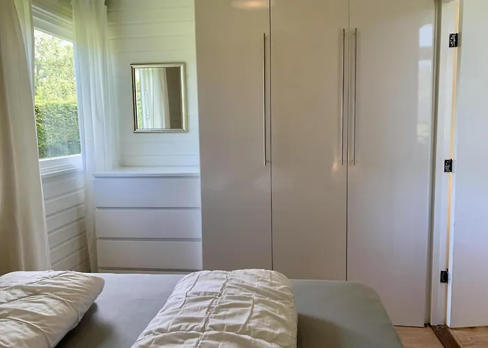 Spacious Surrounded Large Garden Feriehus *