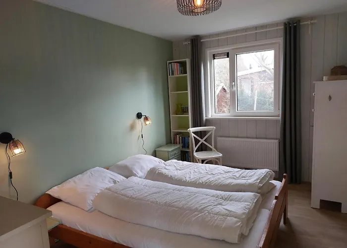 Feriehus Spacious Surrounded Large Garden Sint Maartensvlotbrug