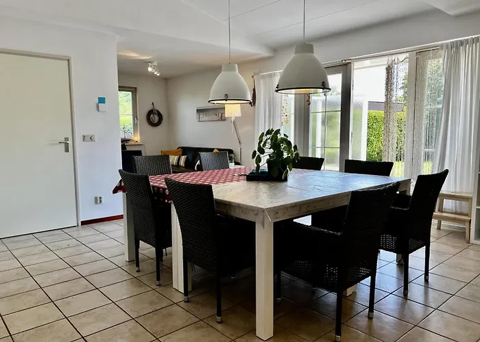 Spacious Surrounded Large Garden Feriehus