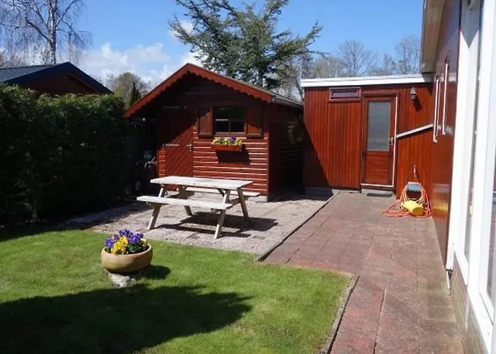 Feriehus Spacious Surrounded Large Garden Sint Maartensvlotbrug