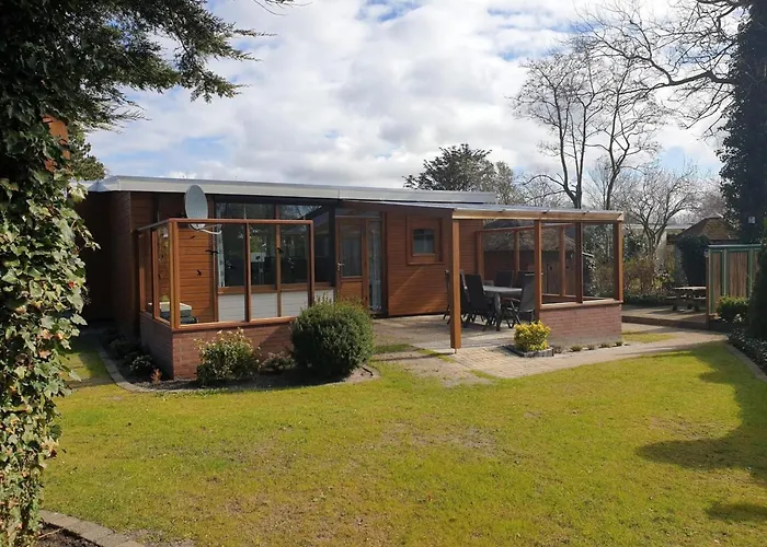 Spacious Surrounded Large Garden Feriehus