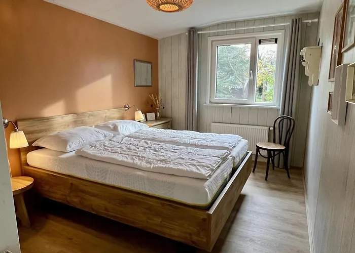 Spacious Surrounded Large Garden * Sint Maartensvlotbrug