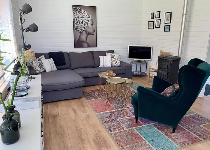 Spacious Surrounded Large Garden Feriehus *