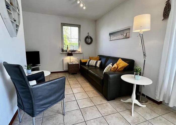 Feriehus Spacious Surrounded Large Garden Sint Maartensvlotbrug