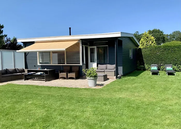 Spacious Surrounded Large Garden Feriehus *