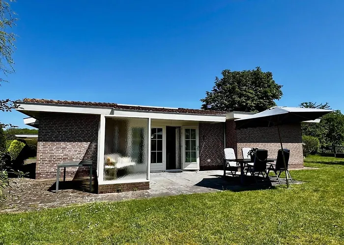 Feriehus Spacious Surrounded Large Garden Sint Maartensvlotbrug