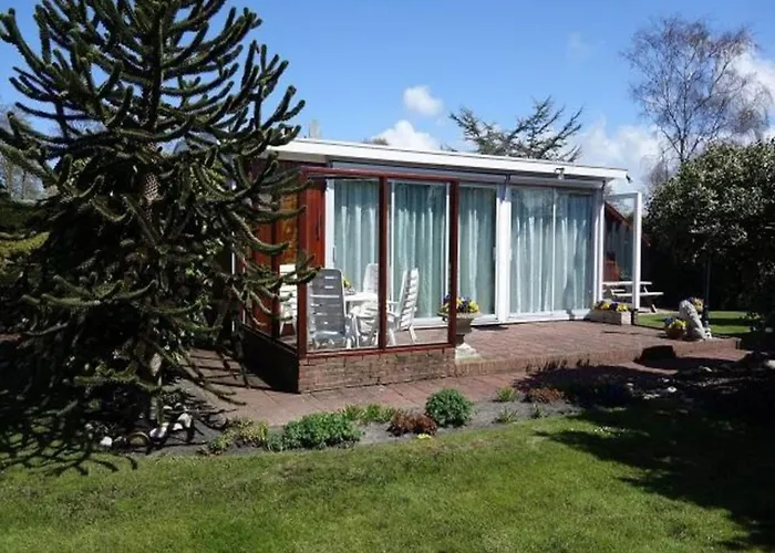 Feriehus Spacious Surrounded Large Garden Sint Maartensvlotbrug