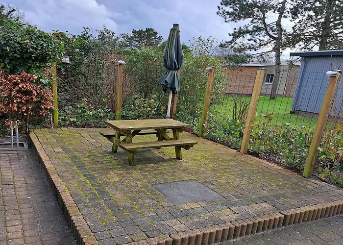 Spacious Surrounded Large Garden Feriehus *