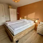 Spacious Surrounded Large Garden *