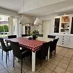 Spacious Surrounded Large Garden Semesterbostad