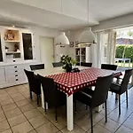 Spacious Surrounded Large Garden *