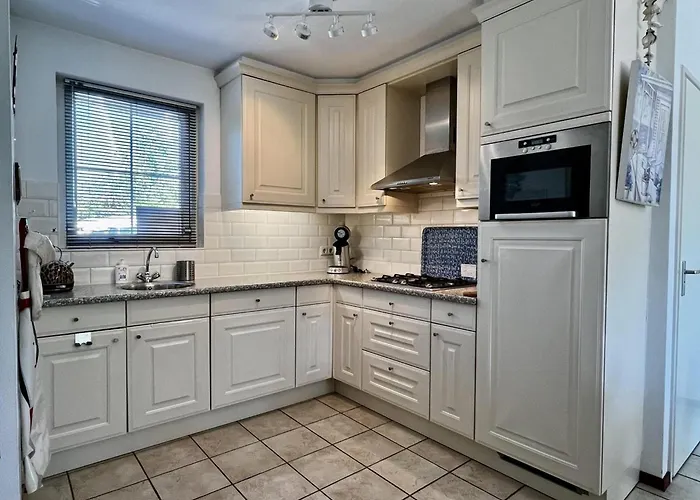 Dom wakacyjny Spacious Surrounded Large Garden Sint Maartensvlotbrug