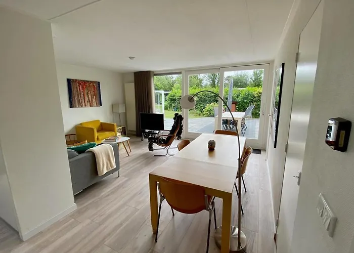 Spacious Surrounded Large Garden *