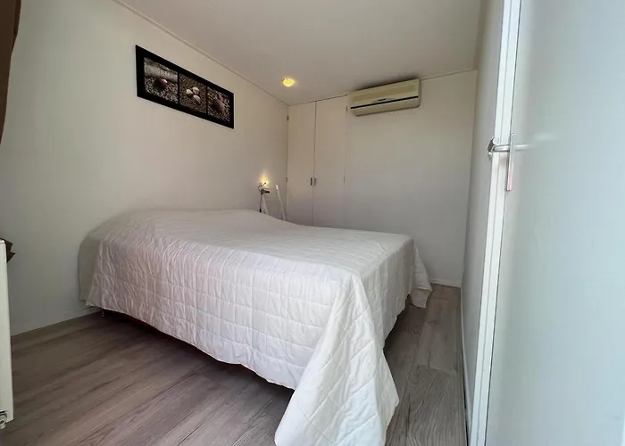 Spacious Surrounded Large Garden *