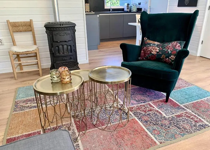 Spacious Surrounded Large Garden Dom wakacyjny *