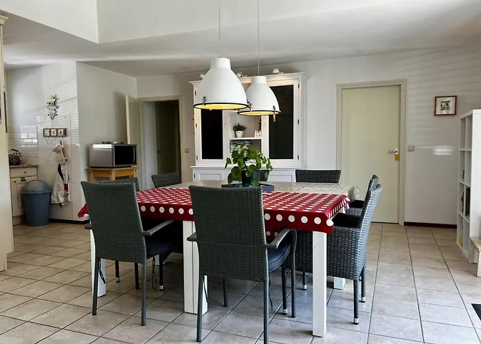 Spacious Surrounded Large Garden Dom wakacyjny