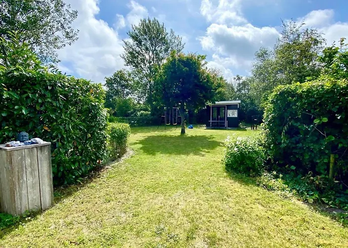 Spacious Surrounded Large Garden * Sint Maartensvlotbrug