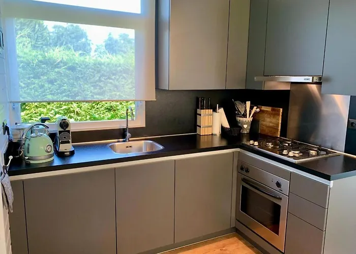 Spacious Surrounded Large Garden *