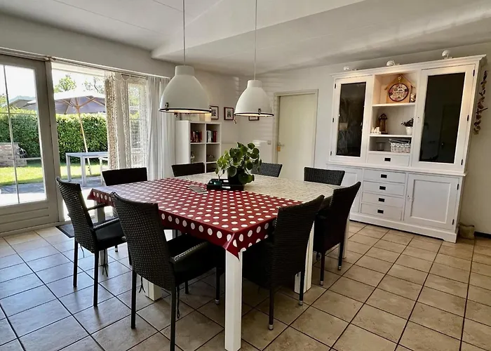 Spacious Surrounded Large Garden Dom wakacyjny