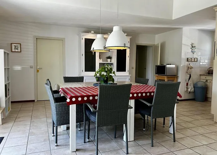 Dom wakacyjny Spacious Surrounded Large Garden