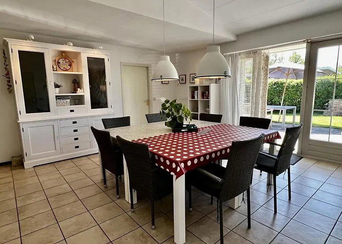 Spacious Surrounded Large Garden *