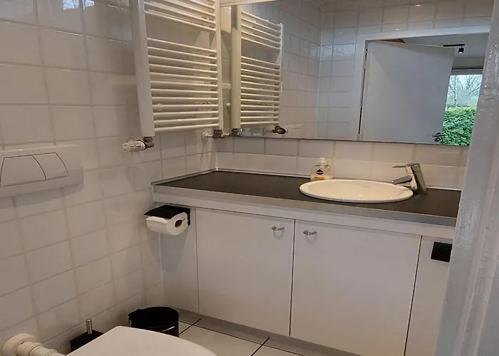 Spacious Surrounded Large Garden Dom wakacyjny *